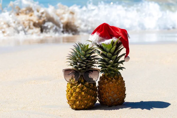 Due Amici Ananas Bicchieri Cappello Natale Sulla Sabbia Bianca Con — Foto Stock