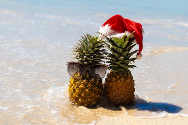 Two Friends Pineapple Glasses Christmas Hat White Sand Overlooking Blue — Stock Photo, Image