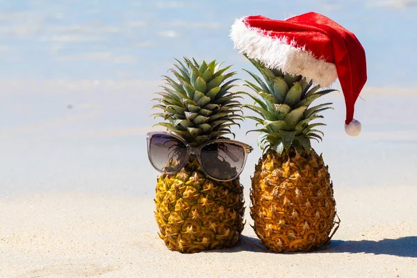 Due Amici Ananas Bicchieri Cappello Natale Sulla Sabbia Bianca Con — Foto Stock