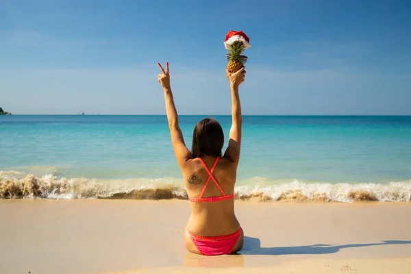 Dziewczyny Plaży Nowy Rok Kapelusz Oczekiwaniu Boże Narodzenie Nowy Rok — Zdjęcie stockowe