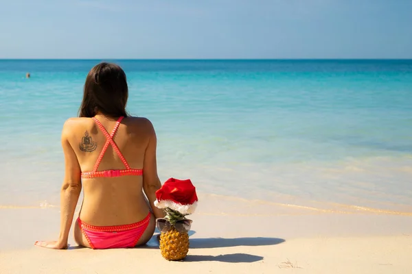 Ragazza Sulla Spiaggia Cappello Capodanno Previsione Del Nuovo Anno Natale — Foto Stock