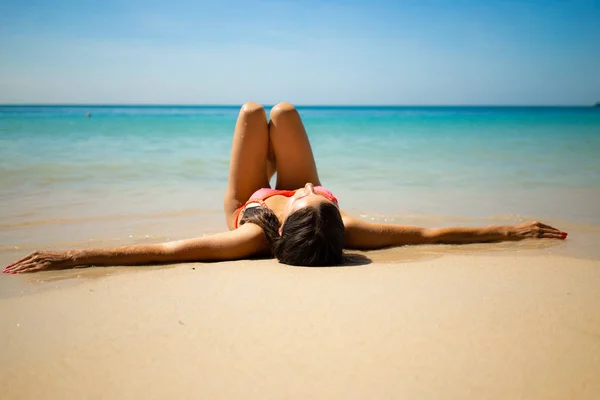 Ragazza Sdraiata Sulla Spiaggia Bianca Sul Mare Blu — Foto Stock