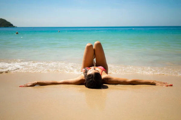 Девушка Лежащая Белом Пляже Синем Море — стоковое фото