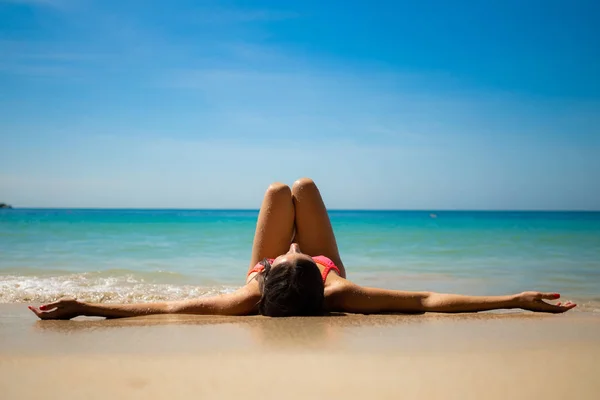 Девушка Лежащая Белом Пляже Синем Море — стоковое фото