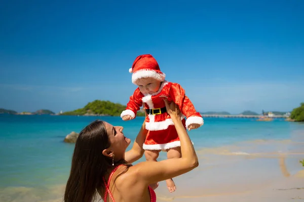 Bambino Vestito Babbo Natale Sulla Riva Del Mare Blu Sabbia — Foto Stock