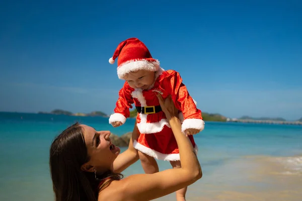 Bambino Vestito Babbo Natale Sulla Riva Del Mare Blu Sabbia — Foto Stock