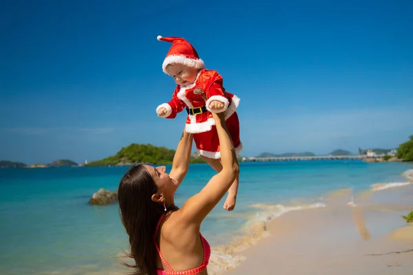 Bambino Vestito Babbo Natale Sulla Riva Del Mare Blu Sabbia — Foto Stock