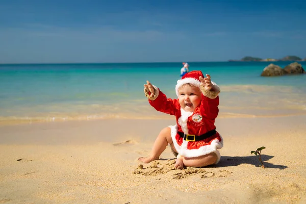 Bambino Vestito Babbo Natale Sulla Riva Del Mare Blu Sabbia — Foto Stock