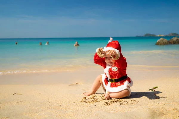 Bambino Vestito Babbo Natale Sulla Riva Del Mare Blu Sabbia — Foto Stock