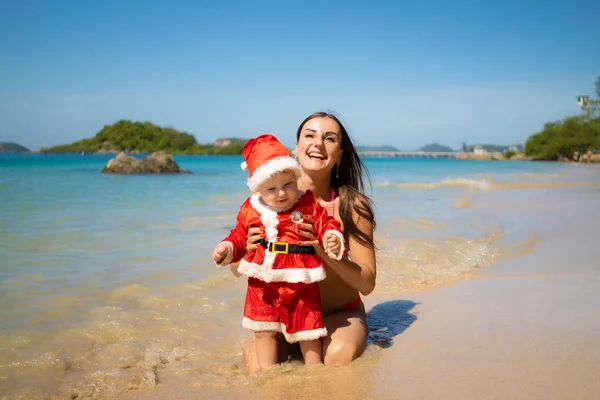 Bambino Vestito Babbo Natale Sulla Riva Del Mare Blu Sabbia — Foto Stock