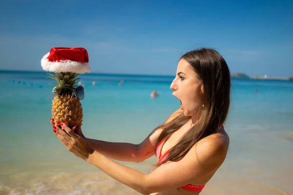 Menina Praia Chapéu Ano Novo Antecipação Ano Novo Natal Com — Fotografia de Stock