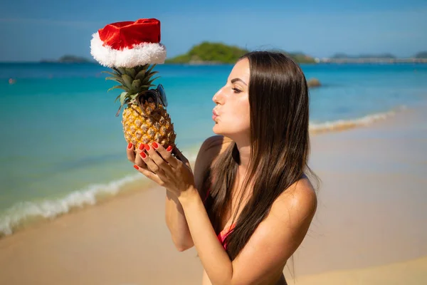 Ragazza Sulla Spiaggia Cappello Capodanno Previsione Del Nuovo Anno Natale — Foto Stock