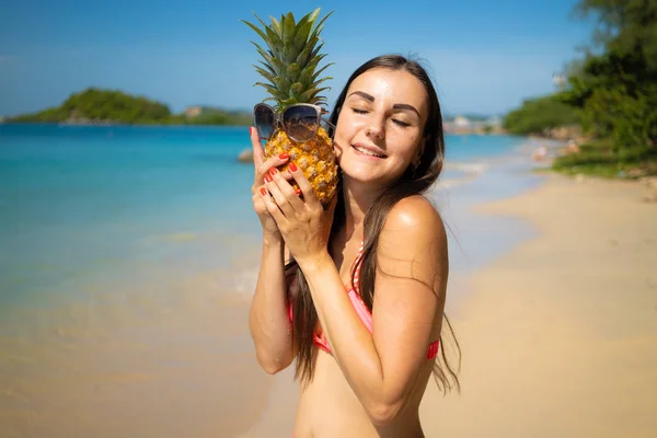 Ragazza Con Ananas Bicchieri Una Spiaggia Bianca — Foto Stock