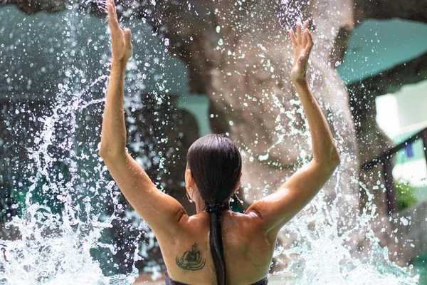 Ragazza Sullo Sfondo Una Cascata Con Spruzzi — Foto Stock