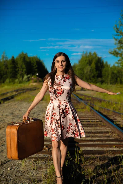 트랙 기차 여행 기다리는 여자 — 스톡 사진