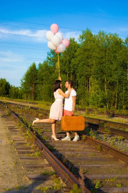 sevgi dolu çift boyunca yürüyüş güneşli bir günde Tren
