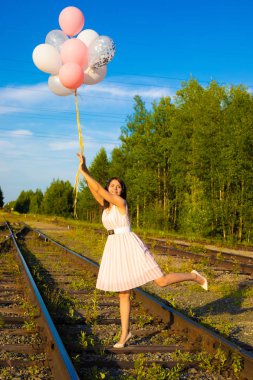 kız için tren bekleyen tren rayları üzerinde