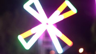 Arka plan: çok renkli ışık saçan değirmen iplik. Çok renkli sorunsuz döngü neon arka plan aydınlık dönen Glowing daireler soyut