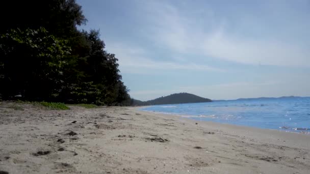 Praia vazia, perto da ilha visível. Nas conchas de areia . — Vídeo de Stock