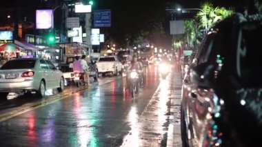 Akşam gece şehir, Pattaya, Tayland sonra geçen arabalar ve insanlar güçlü bir tropikal sağanak. Şiddetli yağmur şehir sokaklarında. Sel felaketinden sonra şiddetli yağmur. Kentsel afet. İnsanlar