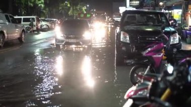 Akşam gece şehir, Pattaya, Tayland sonra geçen arabalar ve insanlar güçlü bir tropikal sağanak. Şiddetli yağmur şehir sokaklarında. Sel felaketinden sonra şiddetli yağmur. Kentsel afet. İnsanlar