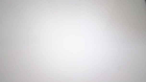 Primo piano Conteggio delle mani di pensosds Thai baht money.Close up Conteggio umano Banconota thailandese, conteggio dei ricchi e con in mano cento banconote da baht sul tavolo di legno, su sfondo bianco. Primo piano della Thailandia — Video Stock