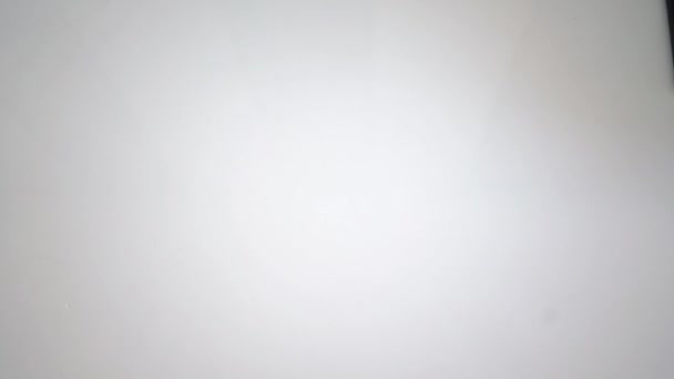 Primo piano Conteggio delle mani di pensosds Thai baht money.Close up Conteggio umano Banconota thailandese, conteggio dei ricchi e con in mano cento banconote da baht sul tavolo di legno, su sfondo bianco. Primo piano della Thailandia — Video Stock