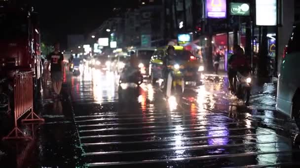 Cidade noturna de Pattaya, Tailândia, depois de uma forte chuva tropical, passando por carros e pessoas. Chuva forte nas ruas da cidade. Desastre de inundação após forte chuva. Desastre urbano. As pessoas são — Vídeo de Stock