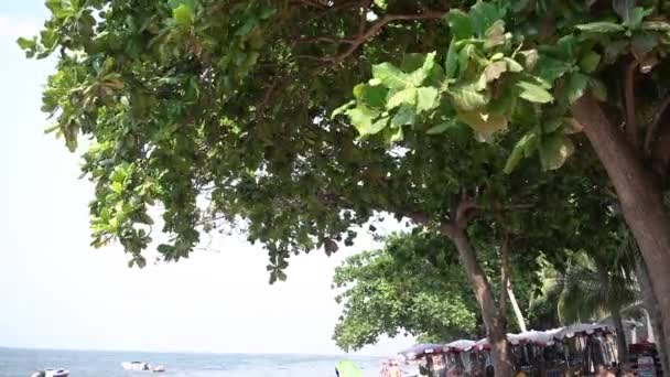 Der Strand und kleine Wellen am Jomtien Beach, Pattaya, Chonburi, Thailand. — Stockvideo