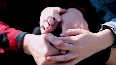 Mutlu çift, ekose gömlekler, el ele tutuşarak ve bir araba köprüde bir güneşli yaz gününde yürüyüş. Birbirlerinin handssit köprü belgili tanımlık merdiven üstünde tut, nazikçe birbirinize bakın. Yakın çekim