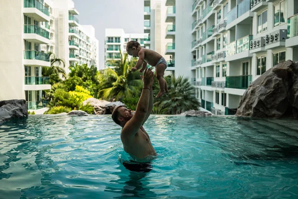 Happy Aktivní Rodinné Mladý Otec Jeho Roztomilá Dcera Roztomilé Batole — Stock fotografie