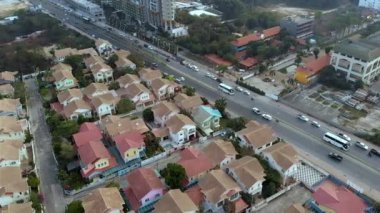 Üstten görünüm kırmızı turuncu ile tarihi kentin evlerin çatıları döşenir. Özel evler portakal çatılar ve arabalar geçerken ile yol ile. Pattaya, Tayland.