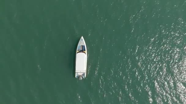 Vue de dessus des voiliers en lagon bleu mer. Conduire près d'un jet ski. Thaïlande — Video