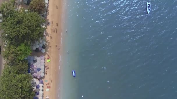 Pattaya Beach na pohled shora z kopce. Video. Vyhlídka nabízí panoramatický výhled na kopce vyhlídka, populární při západu slunce, s úžasným výhledem na město a záliv ve městě Pattaya. — Stock video