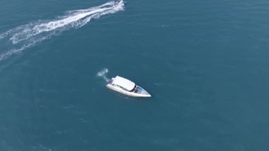 Üstten görünüm mavi lagün denizde Yelkenli teknelerin. Bir jet ski sürüş. Tayland