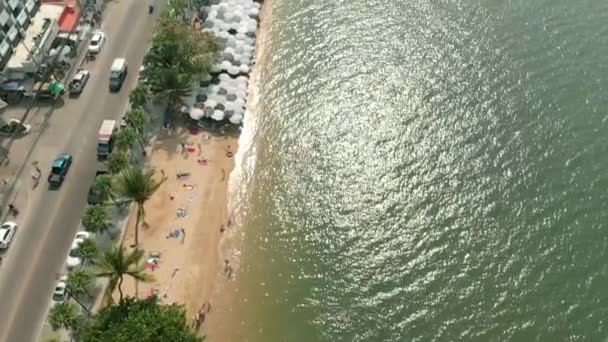 Pattaya Beach sulla vista dall'alto dalla collina. Un video. Punto panoramico che offre viste panoramiche sul punto panoramico collinare, popolare al tramonto, con ampie vedute della città e della baia nella città di Pattaya . — Video Stock