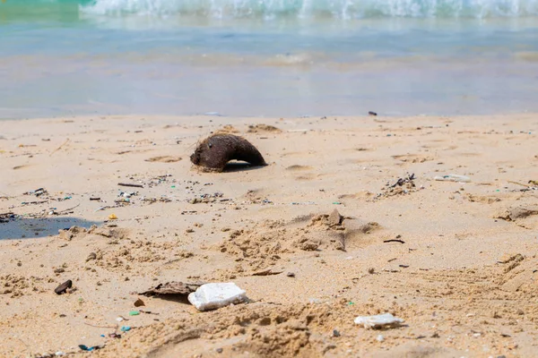 Vuile stranden. Veroorzaakt door de dumping van ongedisciplineerde. Verontreiniging op het strand van tropische zee. Milieuvervuiling — Stockfoto