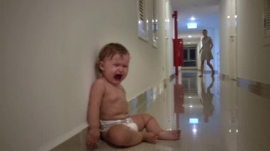 Kayıp ve ağlayan çocuktur. Anne bebek bulur.