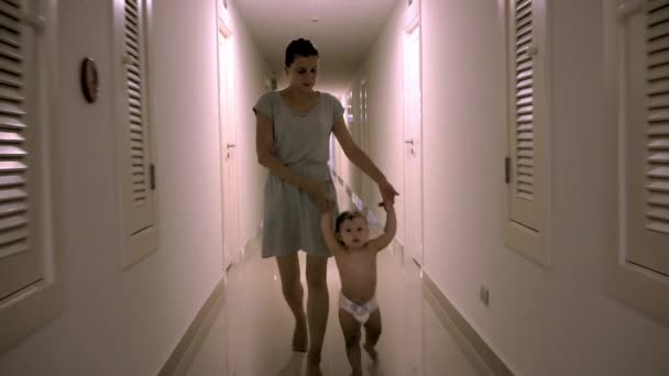 Mamma insegna al bambino a camminare — Video Stock