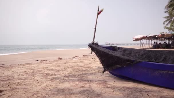 Bateau de pêche sur la mer éclaboussant les vagues . — Video