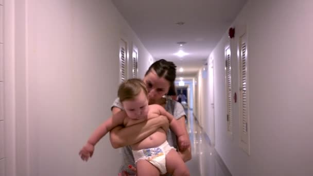 Madre e hijo caminan por el pasillo — Vídeo de stock