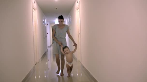 Мама учит ребенка ходить — стоковое видео