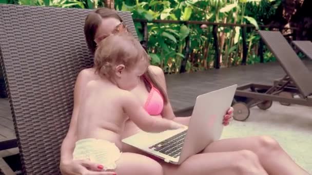 Vrouw met laptop freelance op een tropisch paradijs strand. — Stockvideo