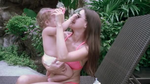 Mamá Viste Hija Con Gafas Sol Bebé Quiere Usarlas Quita — Vídeos de Stock