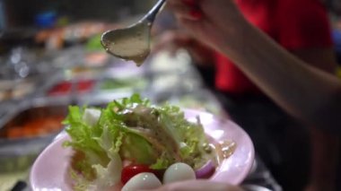 Bir fast food Restoran endüstriyel mutfak. Salata için malzemeler.
