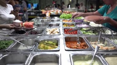 Bir fast food Restoran endüstriyel mutfak. Salata için malzemeler.