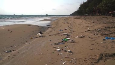 Ocean kumlu plajı ile çöp yığılmıştı. Ekolojik kavram. Ekolojik felaket