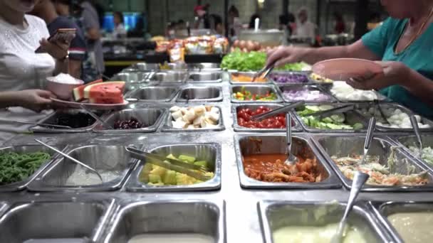 На промышленной кухне ресторана быстрого питания. Ингредиенты для салата . — стоковое видео