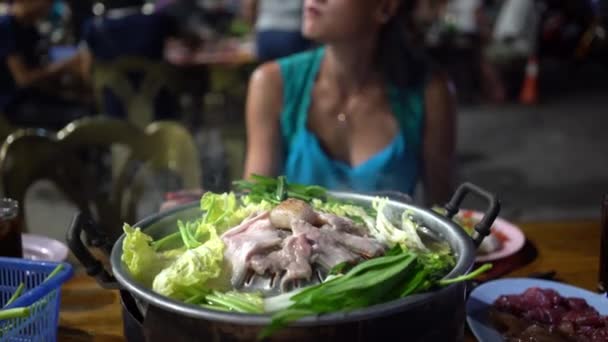 In der Industrieküche eines Schnellrestaurants. Zutaten für Salat. — Stockvideo