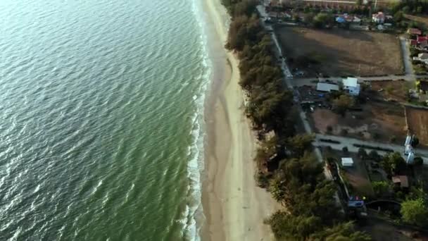 Vista superior de la playa de Rayong Tailandia. Vista aérea desde el avión no tripulado volador — Vídeo de stock